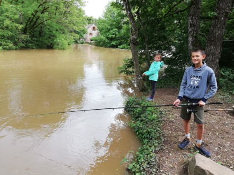 Jeunes qui pêchent