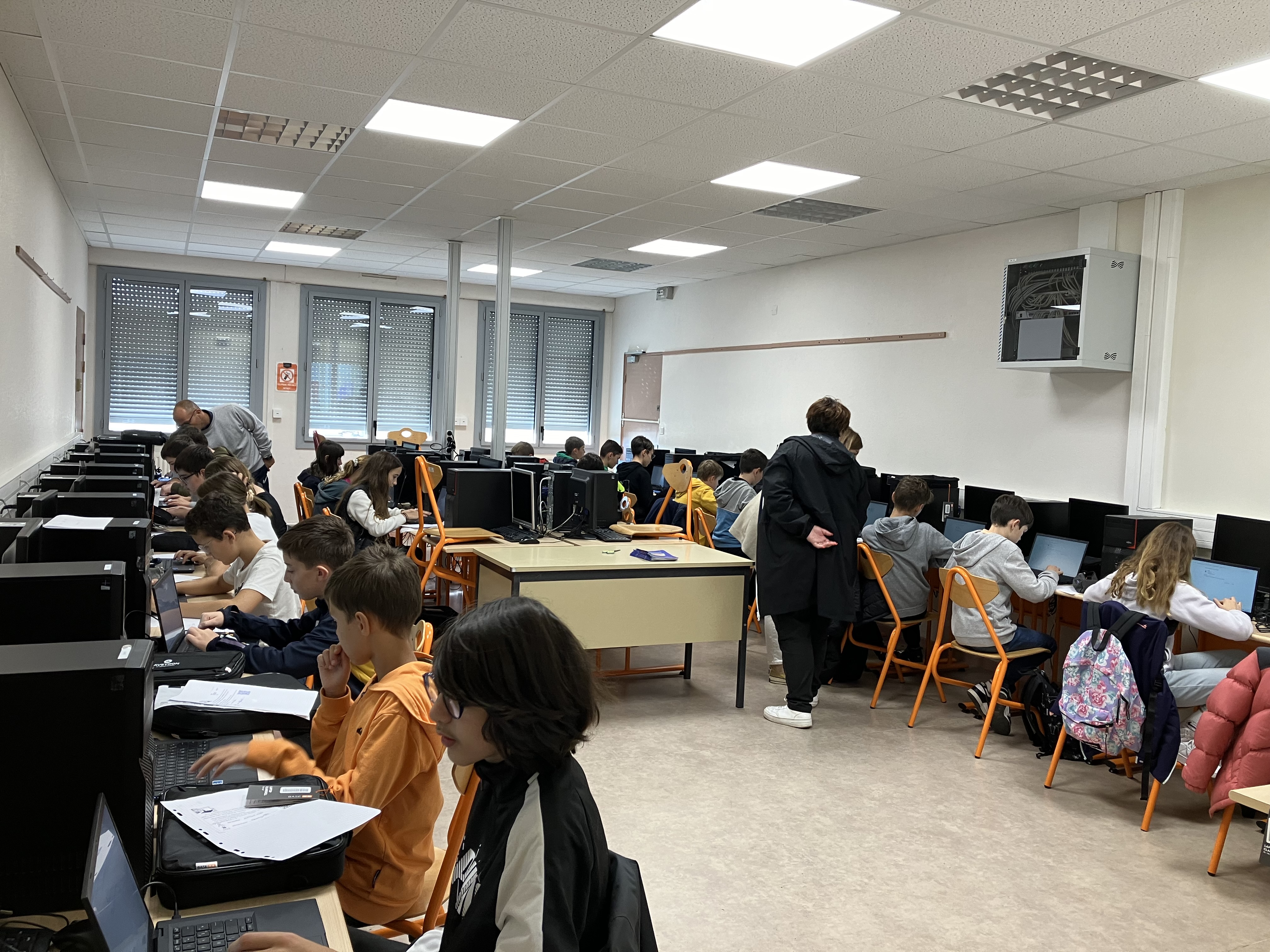 Distribution des ordinateurs collège Jean Amans Pont de Salars