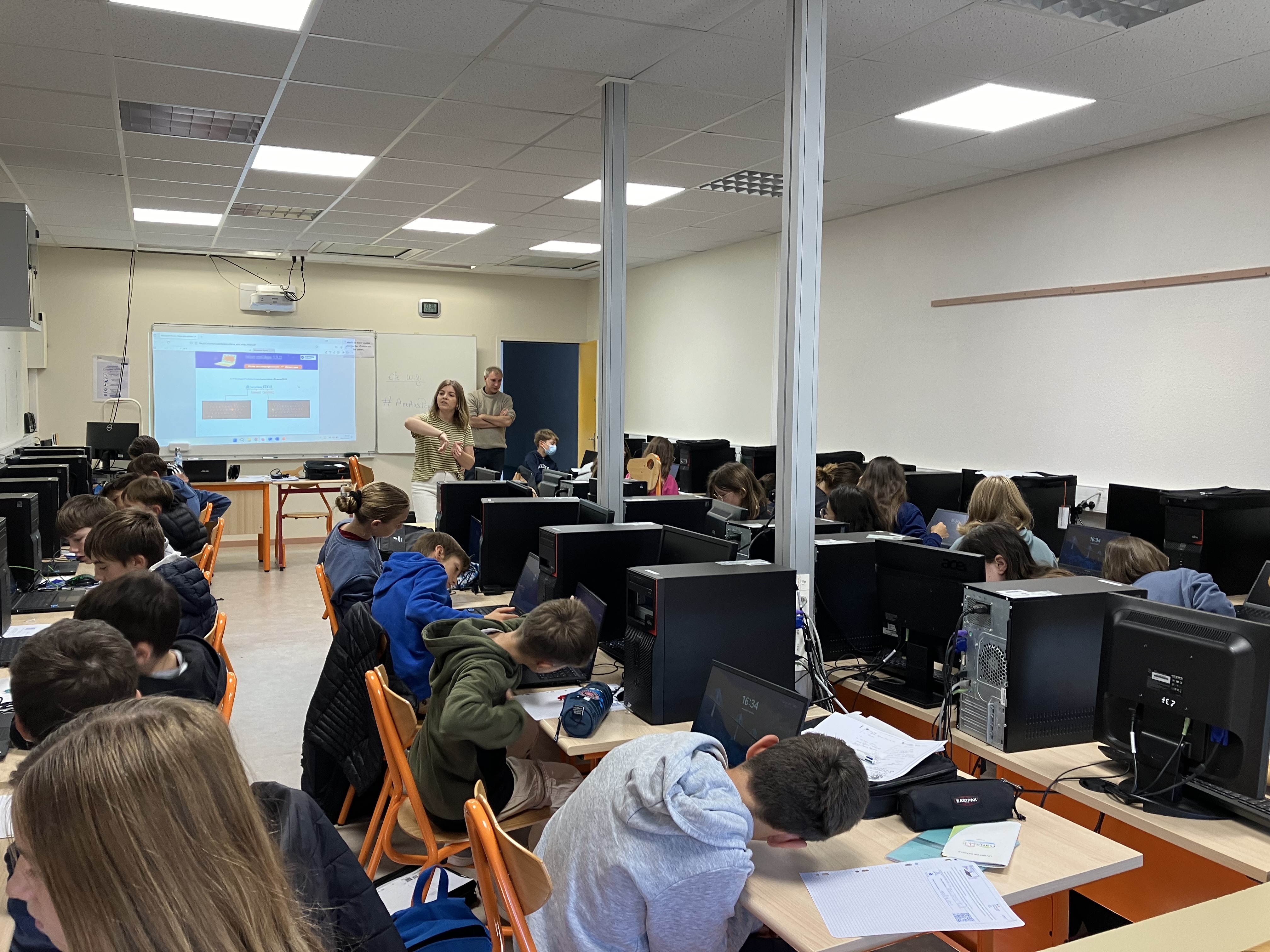 Distribution des ordinateurs collège Jean Amans Pont de Salars
