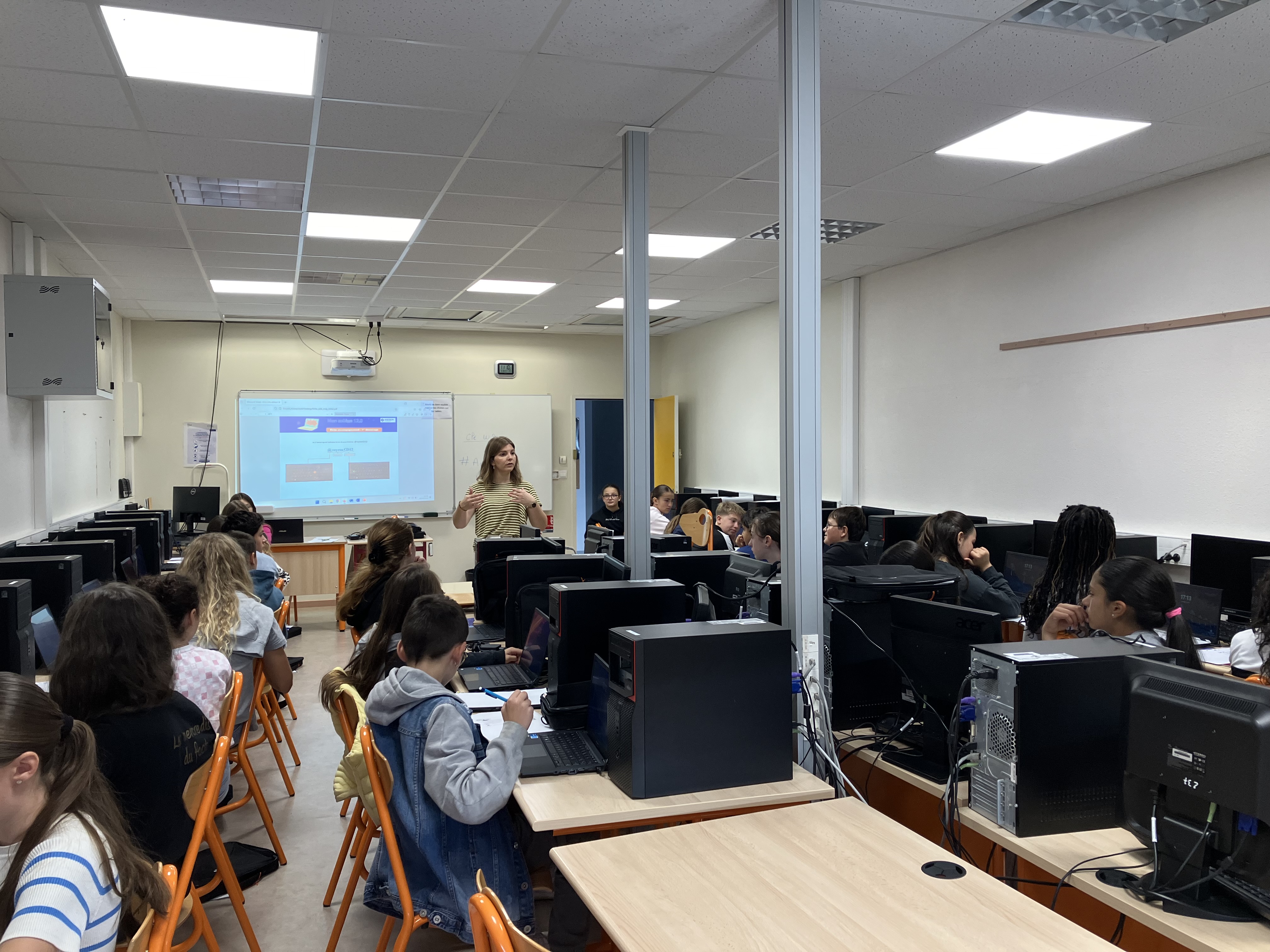 Distribution des ordinateurs collège Jean Amans Pont de Salars
