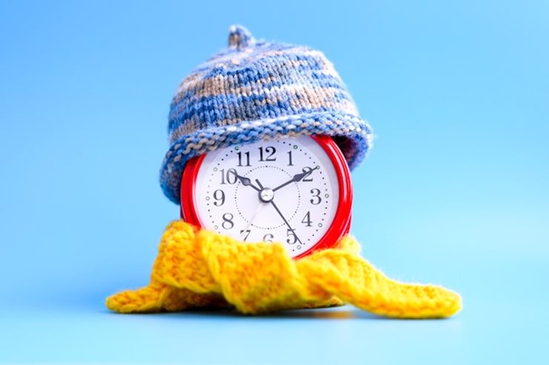 Photo d'un réveil avec bonnet et écharpe